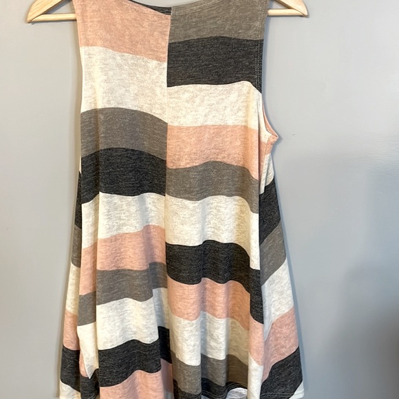 Sleeveless tunic with pockets - Picture 2 of 2